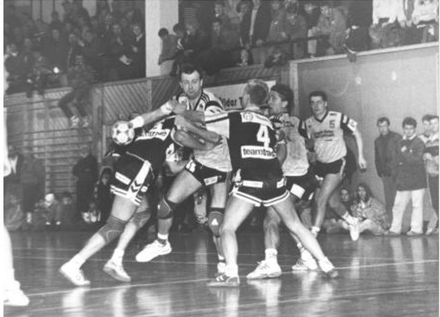 Gard Hansen på hjemmebane i Kragerøhallen – lenge et fryktet stoppested for tilreisende lag.