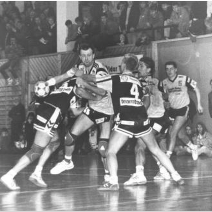 Gard Hansen på hjemmebane i Kragerøhallen – lenge et fryktet stoppested for tilreisende lag.